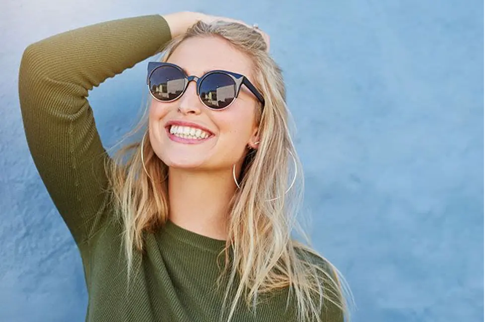 wanita dengan wajah kotak menggunakan kacamata